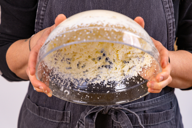 Schüssel auf Kopf drehen, um zu testen, ob Sahne steif genug geschlagen ist