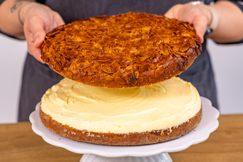 Tortenboden mit Mandelkruste oben auflegen