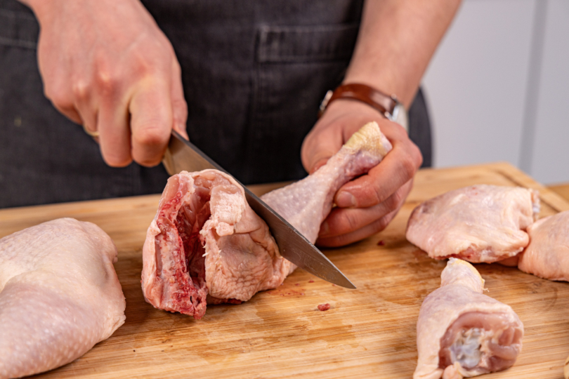 Hähnchenkeulen am Gelenk zerteilen