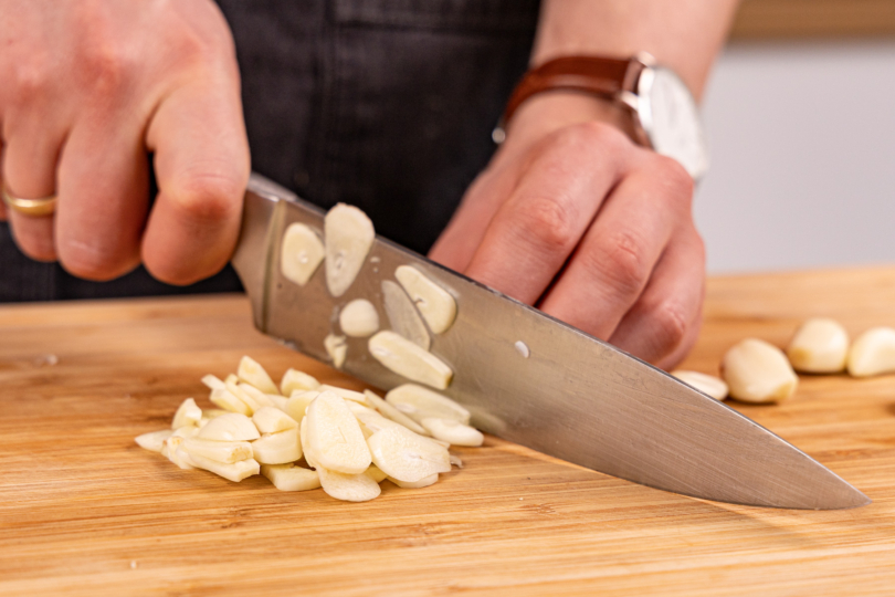 Knoblauch in feine Scheiben schneiden