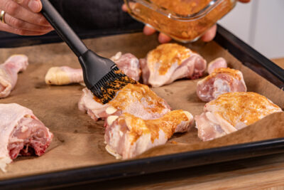 Knoblauch-Hähnchen mit der Marinade einpinseln