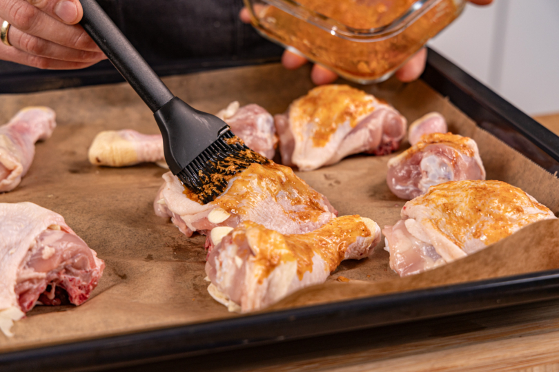 Knoblauch-Hähnchen mit der Marinade einpinseln
