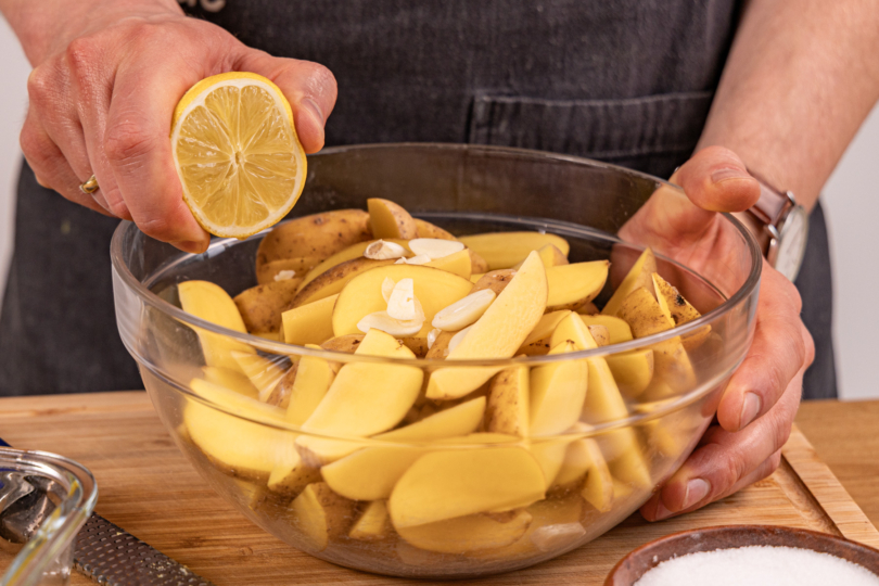 Zitronensaft zu den Kartoffeln geben