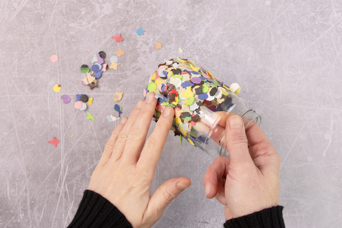 Konfettireste abklopfen