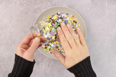 Einwegglas mit Konfetti bekleben