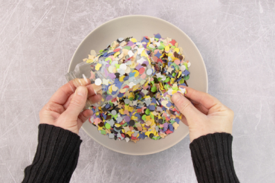 Upcycling Bastelanleitung mit Einwegglas und Konfetti