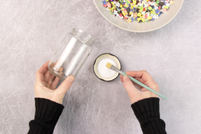 Einwegglas und Bastelkleber