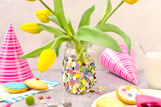 Konfetti-Vase selber machen - bunte DIY-Tischdeko für Fasching und Karneval