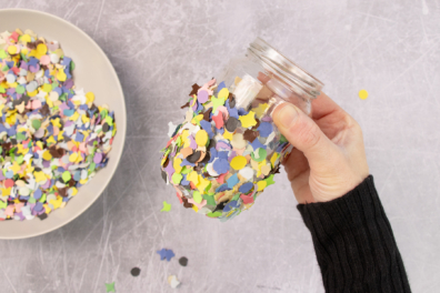 Einwegglas mit Konfetti beklebt
