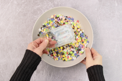 Einwegglas mit bekleben