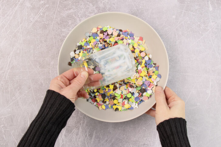 Einwegglas mit bekleben