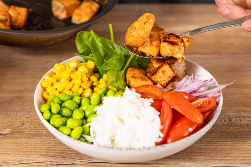 Lachs Bowl anrichten