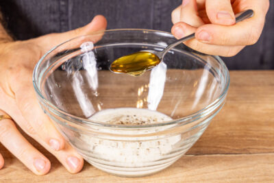 Joghurt-Dressing zubereiten