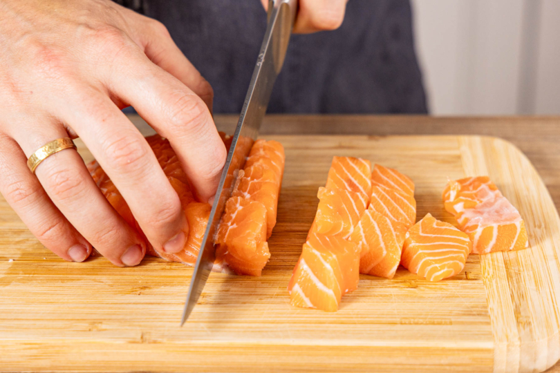 Lachs in gleichmäßige Würfel schneiden