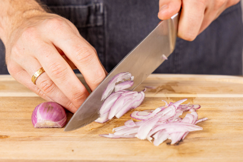 Schalotte in Streifen schneiden