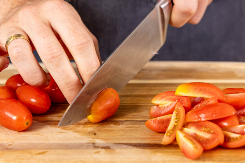 Kirschtomaten halbieren