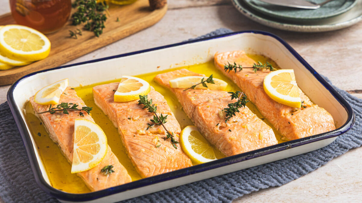 Lachs im Ofen – saftiges Basisrezept mit Zitrone