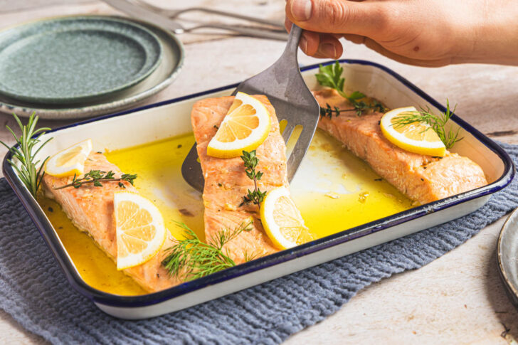 Lachs aus dem Ofen aus der Form nehmen
