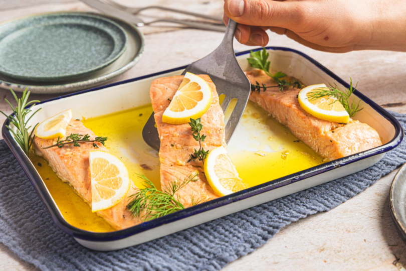 Lachs aus dem Ofen aus der Form nehmen