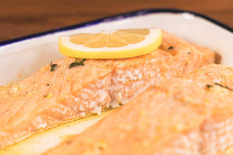 ausgetretenes Eiweiß aus dem Lachs