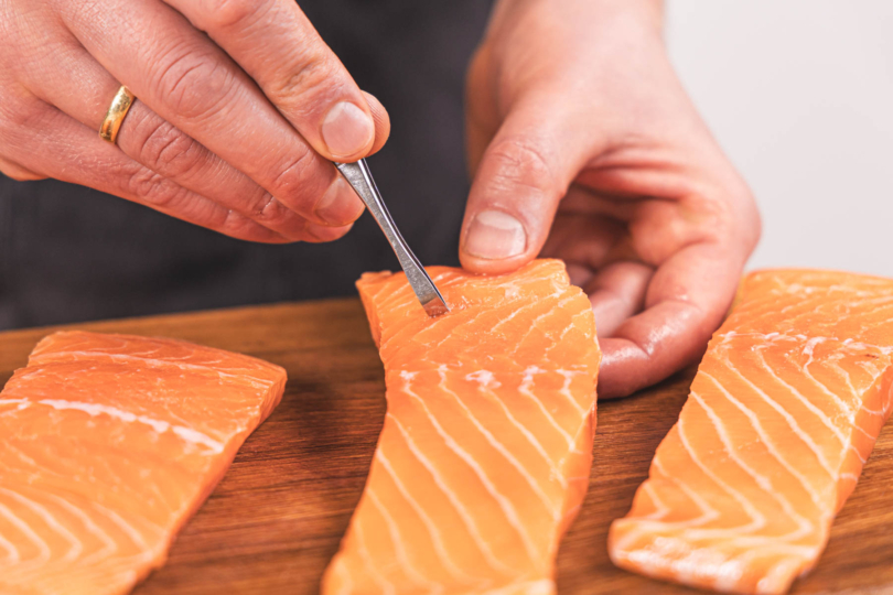 Gräte aus Lachs entfernen