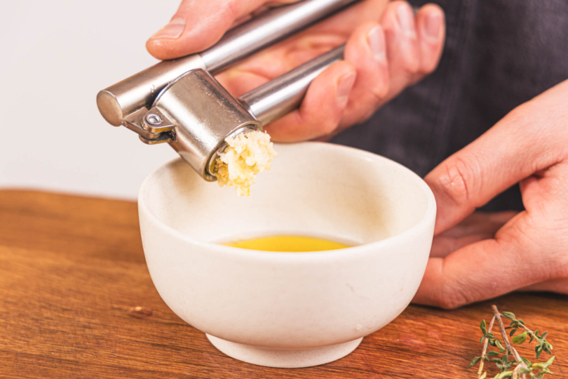 Knoblauch zum Zitronen-Öl pressen