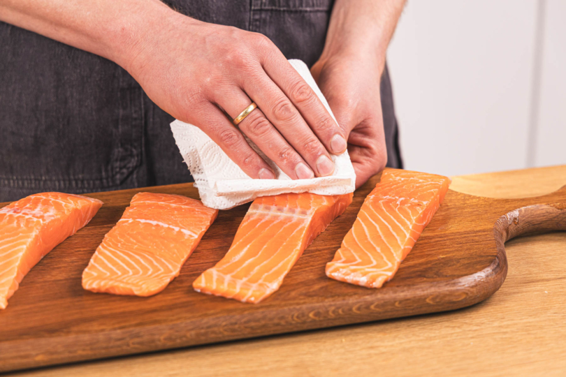 Lachsfilets mit Küchenpapier abtupfen