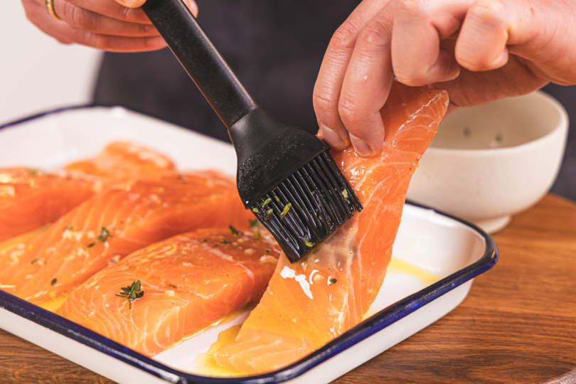 Lachsfilets mit der Marinade einpinseln