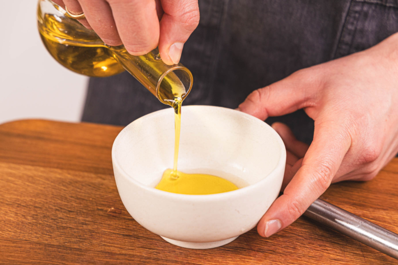 Öl zum Zitronensaft gießen