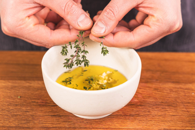 Thymian zur Marinade zupfen