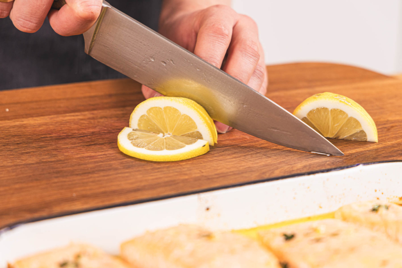Zitrone in Scheiben schneiden