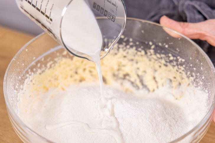Milch dazu gießen