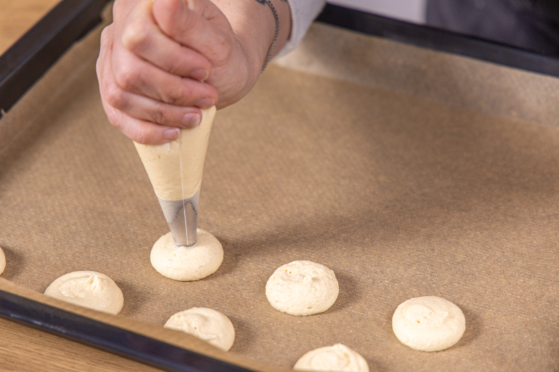 Teig aufs Blech spritzen