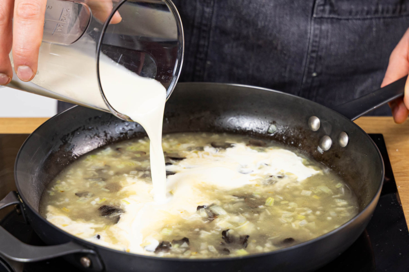 Weißwein, Brühe und Sahne in die PFanne geben