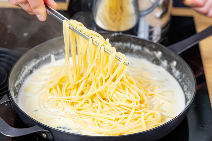 Pasta in die Trüffel-Sahne-Soße geben