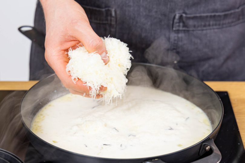 geriebenen Pecorino zur Sauce geben