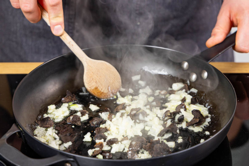 Zwiebeln und Trüffel in Butter anschwitzen