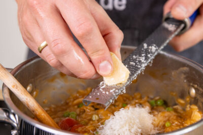 Parmesan reiben