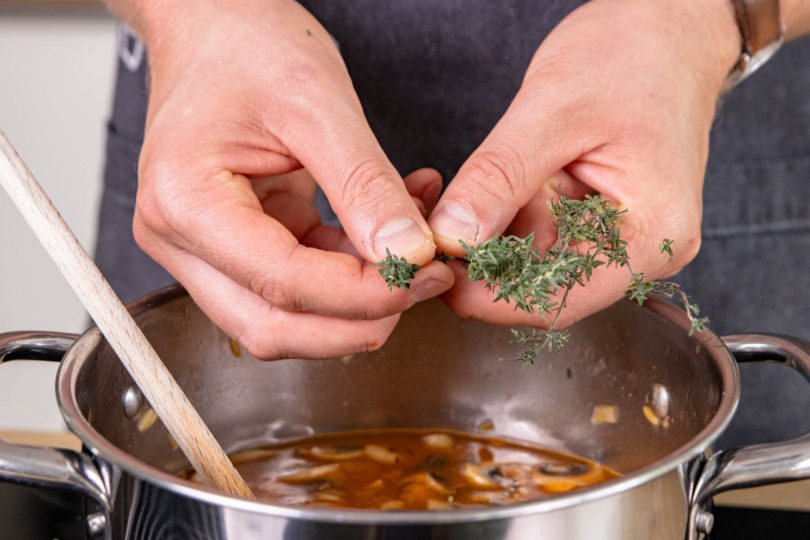 Thymian zupfen und hinzugeben