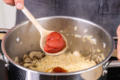 Tomatenmark hinzugeben