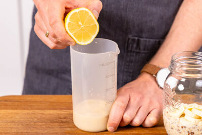 Banane mit Hafermilch und Zitronensaft pürieren