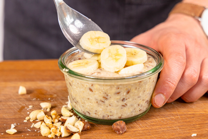 Overnight Oats mit Banane mit Toppings servieren