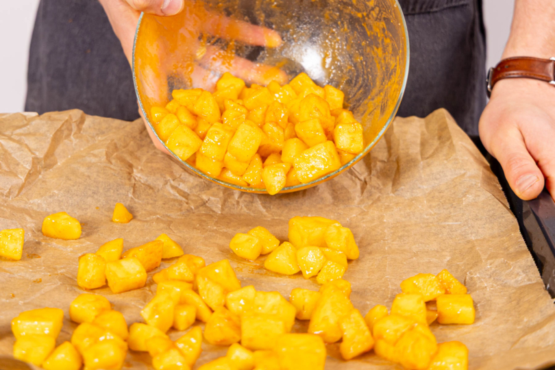 Kartoffeln auf das Backblech geben und backen