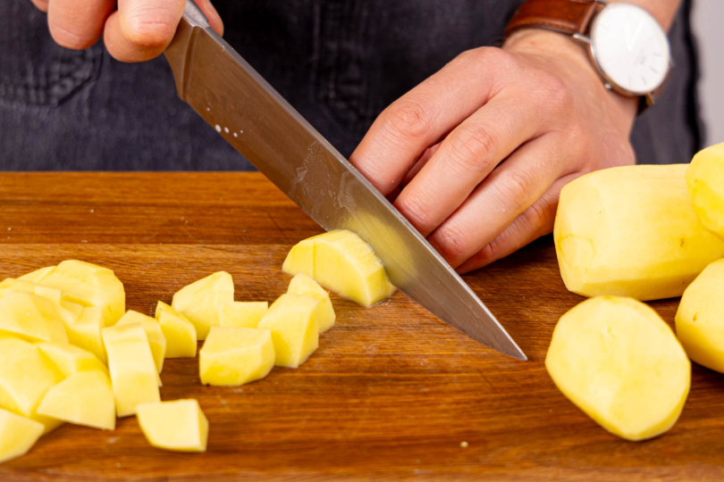 Kartoffeln schälen und in Würfel schneiden