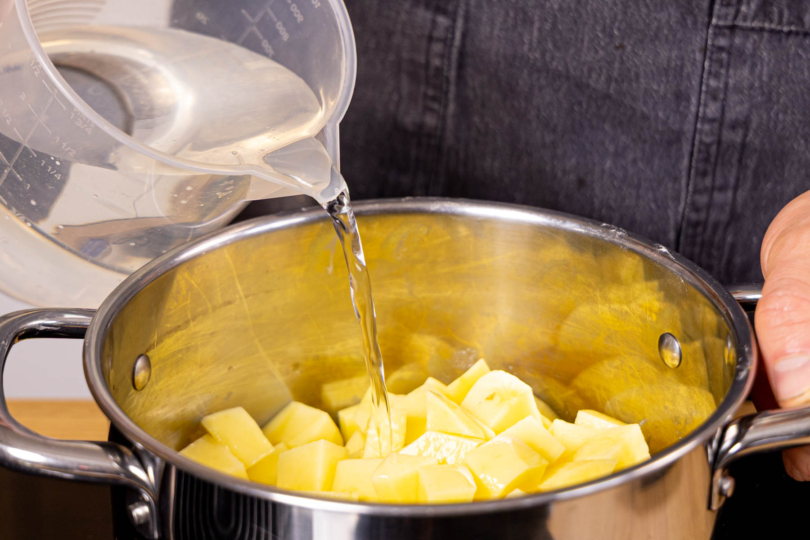 Kartoffelwürfel mit Backpulver kurz vorkochen