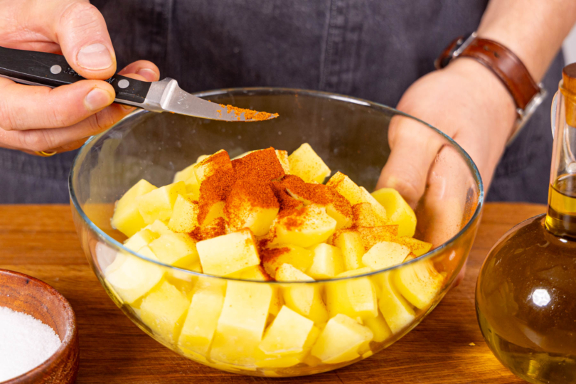 vorgekochte Kartoffeln würzen und marinieren