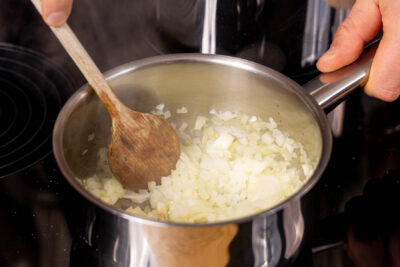 Zwiebel- und Knoblauchwürfel anbraten