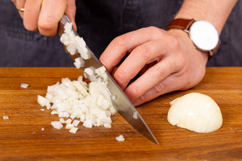 Zwiebel und Knoblauch schälen und fein hacken