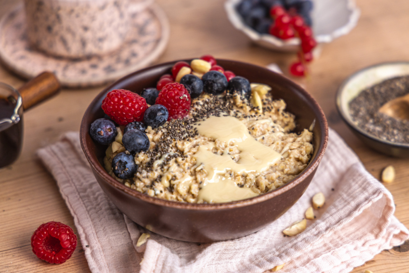 Protein Porridge mit Nussmus, Beeren und Chiasamen