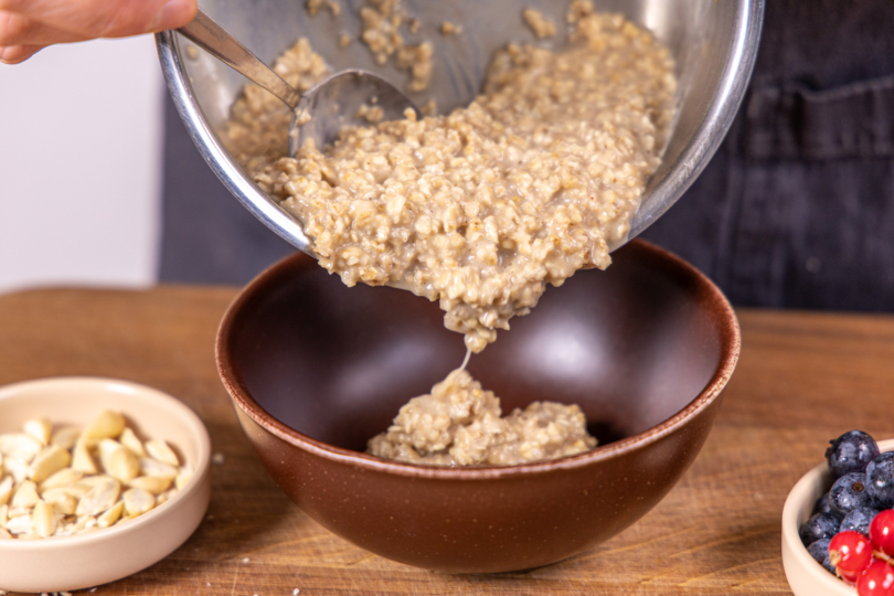 Protein Porridge in eine Schüssel füllen
